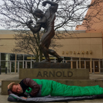 Арнольд Шварценеггер лег спать под собственным монументом Комментарии: 3