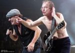 AC/DC прервали тур из-за угрозы потери слуха у вокалиста