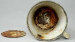 В «Аушвице» отыскали кружку с двойным дном, в которой было спрятано золото