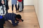 В музее США приняли за арт-объект оставленные на полу очки